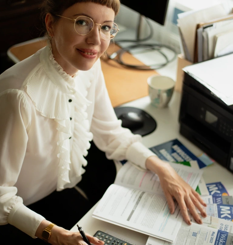 Kobieta pracująca z dokumentami przy biurku